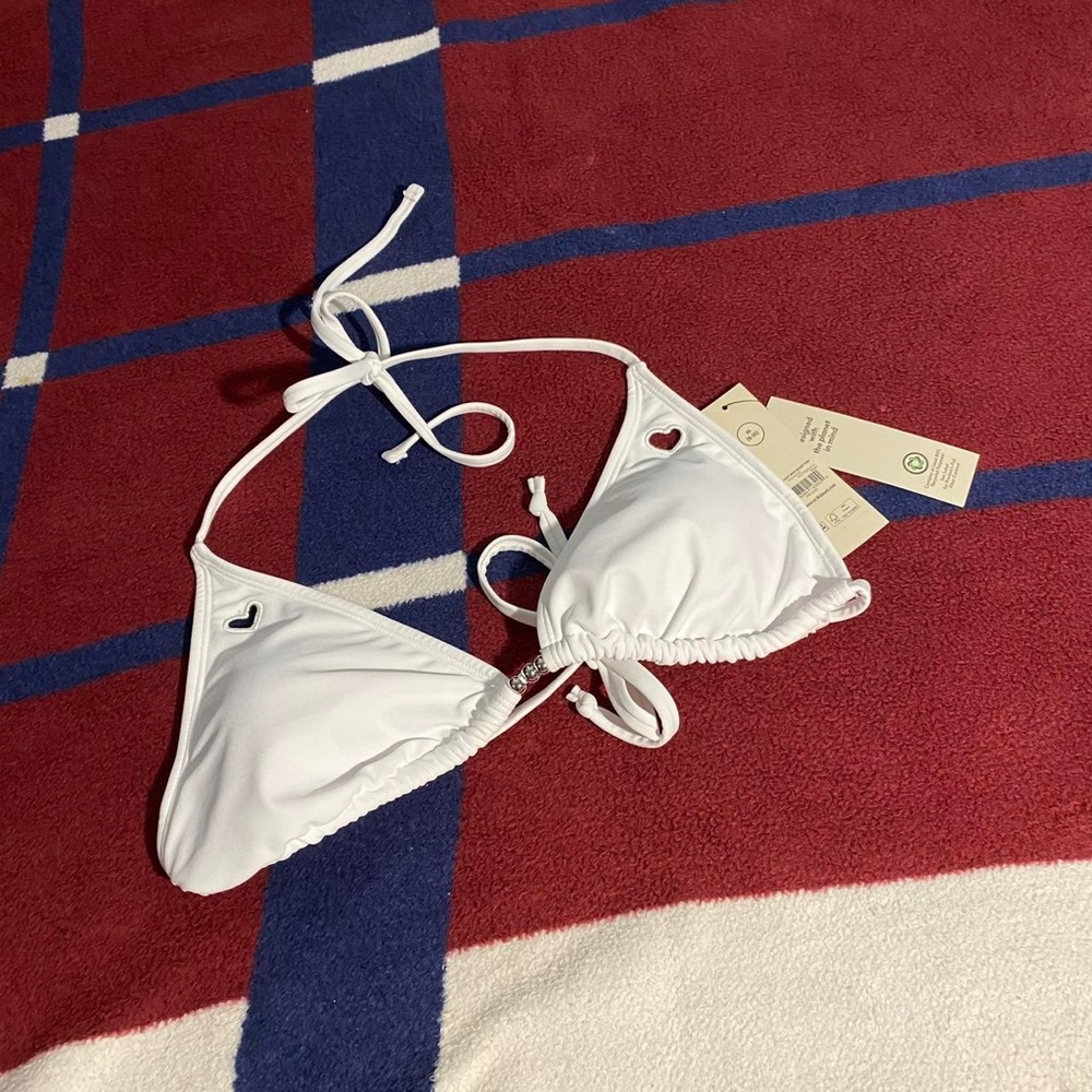 No Boundaries Vivid white Stealing Hearts Triangle Bikini Top Women's M NWT